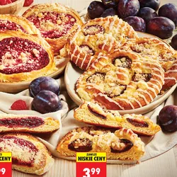 Drożdżówka z kremem i śliwkami