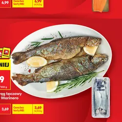 Świeży pstrąg tęczowy patroszony